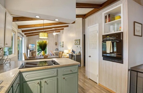 Lake Ozark House | SUPER CLEAN! private dock & lrg outdoor living w/bar - big cove w kayak & SUP