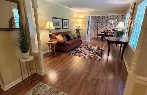 Statesboro House | SUPER CLEAN , Spacious split level house sleeps 8 in the Heart of Statesboro