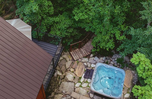 Entrelacs Ski Chalet | Super cute cedar chalet surrounded by the forest with access to water