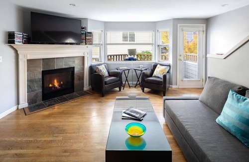 Magnolia House | Super Location, Free Parking, 3 Bedroom + Loft, 3.5 Ba, Sleeps 10, Tesla Charger