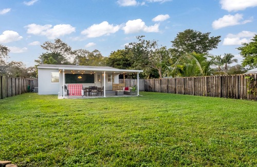 Hallandale Beach House | Super Modern ~3 miles to Beach~ Large Yard/Patio & BBQ