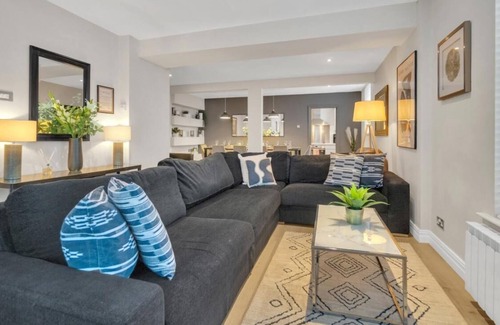 Montpelier Apartment | Super Smart Central Brighton Town House | By My Getaways