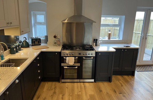 Newcastle-Under-Lyme House | Superb 2 bed Apartment Great Location