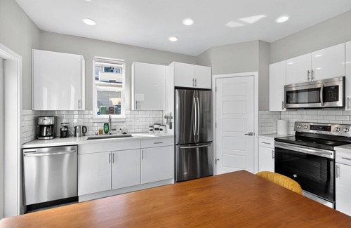 Southeast Magnolia House | Superb 2-bedroom house with AC, private yard & off street parking in Seattle