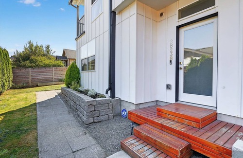 Southeast Magnolia House | Superb 2-bedroom house with AC, private yard & off street parking in Seattle