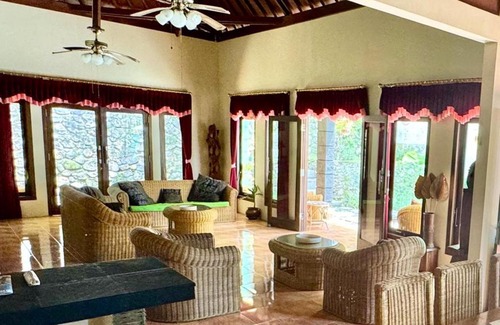Senggigi Villa | Superb family friendly villa with pool and only 500 metres from beach