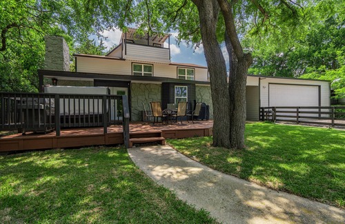 Pottsboro House | Superb Lake Texoma Home, 4 beds, 2.5 Baths, Hot Tub,1.5 miles to Highport Marina
