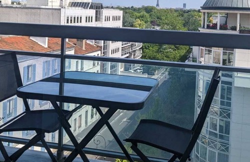 Puteaux Apartment | Superb STUDIO (28m2) with terrace / EIFFEL TOWER / PUTEAUX view