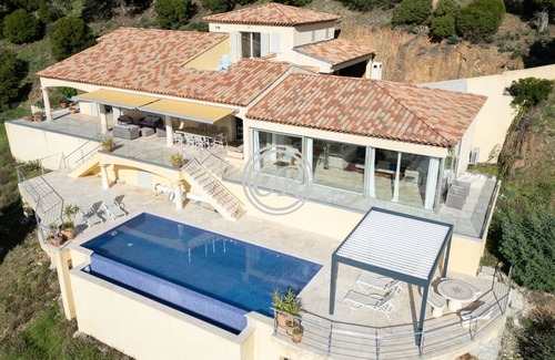 La Londe-les-Maures Villa | Superb Villa in Valcros for 9 persons with pool and sea view