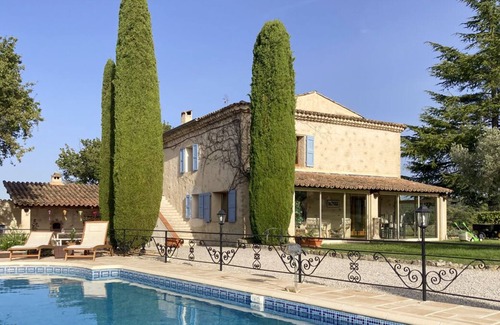 Niozelles Villa | Superb Villa with pool, tennis court, large wooded grounds in the Luberon