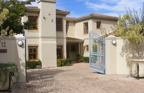 Hermanus Villa | Superb villa with private heated pool, 27-hole golf course nearby.
