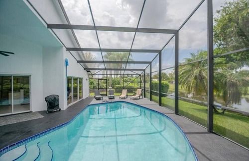Wellington House | Superbe oasis au bord de l'eau allie le luxe Modène a la sérénité tropicale.