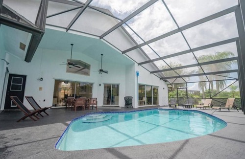 Wellington House | Superbe oasis au bord de l'eau allie le luxe Modène a la sérénité tropicale.