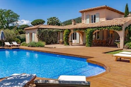 Plan-de-la-Tour Villa | Superbe Villa, Piscine chauffée, jardin, climatisée
