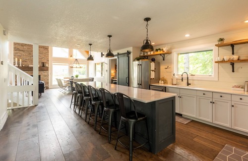 East Kootenay Ski Chalet | Superbly Decorated l Ski In/10 Min. Walk to the Lifts l Hot Tub l A/C