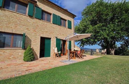 Montelabbate Apartment | Superlative country estate with pool in a stunning landscape