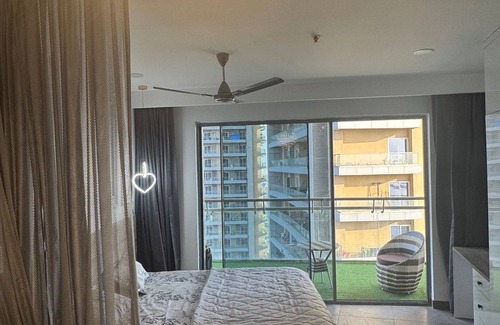 Noida Apartment | SUPERNOVA RETREATS Cozy 1-bedroom apartment with AC, WiFi in nice Noida