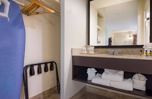 Feather Sound Hotel | SureStay Hotel by Best Western St. Pete Clearwater Airport