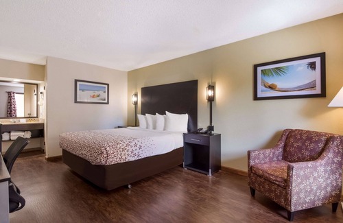 Feather Sound Hotel | SureStay Hotel by Best Western St. Pete Clearwater Airport
