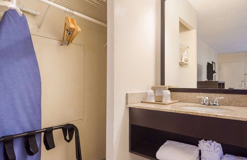 Feather Sound Hotel | SureStay Hotel by Best Western St. Pete Clearwater Airport