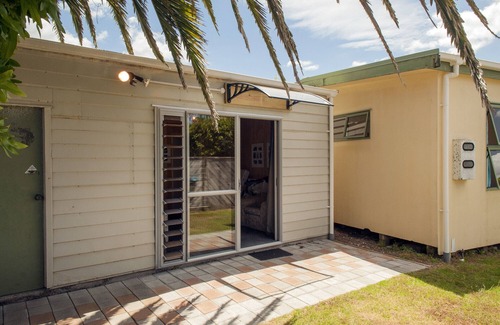 Whangamata Cottage | Surf Beach Views - Whangamata Holiday Home