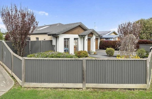 Sunderland Bay House | Surf Beachhouse is close to a fabulous surf beach