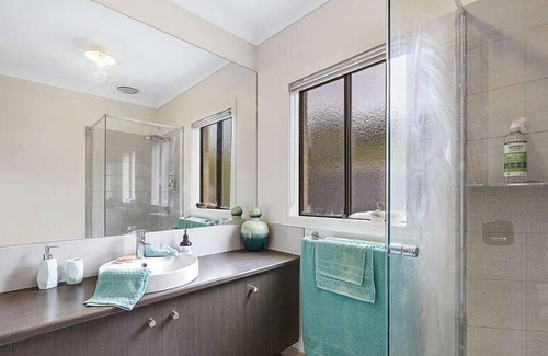 Sunderland Bay House | Surf Beachhouse is close to a fabulous surf beach