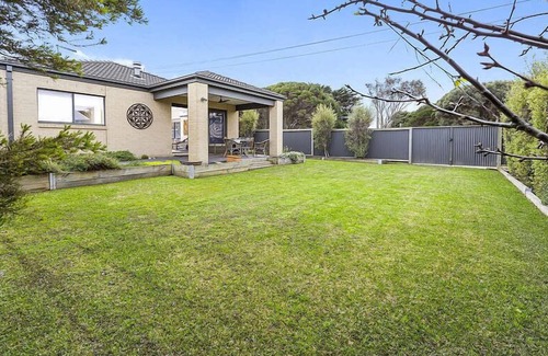Sunderland Bay House | Surf Beachhouse is close to a fabulous surf beach