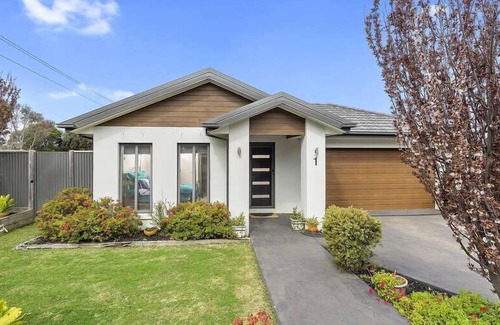 Sunderland Bay House | Surf Beachhouse is close to a fabulous surf beach