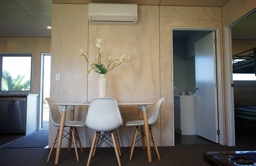 Warea House | Surf highway coast house. ocean front bach