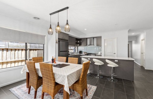 Armstrong Creek House | Surfcoast Getaway- Pet friendly, Sleeping 8, Golf, Beaches, Town