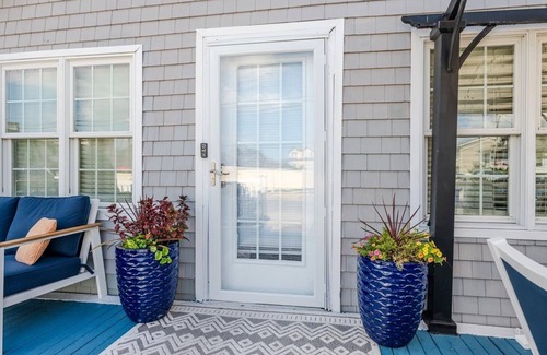 Long Beach House | Surfer's Cottage steps from the beach and right by JFK