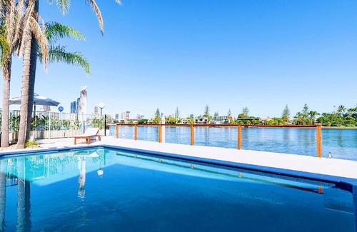 Surfers Paradise Villa | Surfers Paradise Unique 7-Bedrooms Waterfront Holiday Home
