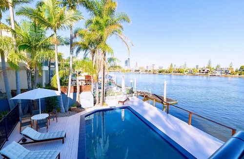 Surfers Paradise Villa | Surfers Paradise Unique 7-Bedrooms Waterfront Holiday Home