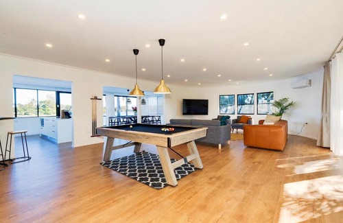 Surfers Paradise Villa | Surfers Paradise Unique 7-Bedrooms Waterfront Holiday Home