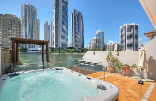 Surfers Paradise Villa | Surfers Reflections Amazing views from your spa!