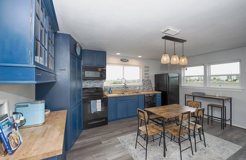 Freeport Cottage | Surfside Christmas Bay access, walk to beach & backyard fishing