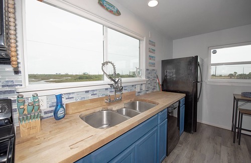 Freeport Cottage | Surfside Christmas Bay access, walk to beach & backyard fishing