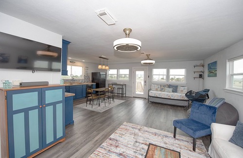Freeport Cottage | Surfside Christmas Bay access, walk to beach & backyard fishing