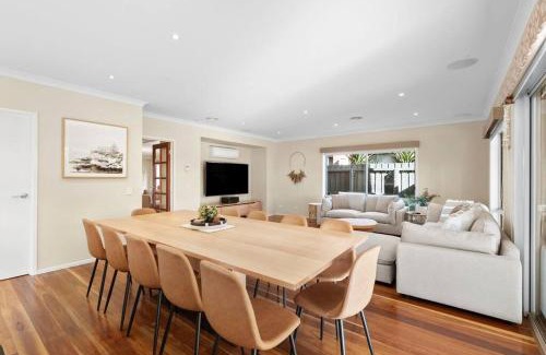 Ocean Grove House | Surfside Haven - 100m to beach - sleeps 12!