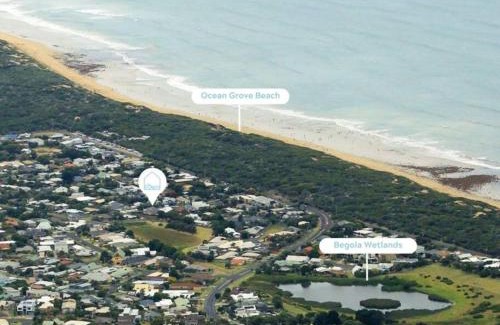 Ocean Grove House | Surfside Haven - 100m to beach - sleeps 12!