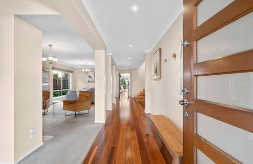 Ocean Grove House | Surfside Haven - 100m to beach - sleeps 12!