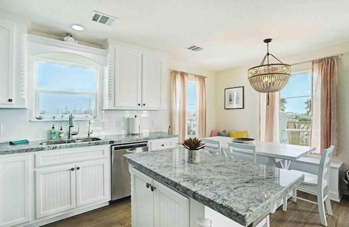 Surfside Beach House | 🌴Surfside Paradise #5-Amazing views, lift, EV chg🌴