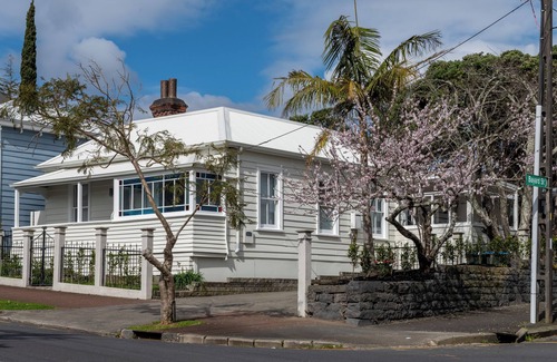 Ponsonby Villa | Surrounded by nature, The Urban Villa in Ponsonby offers an indoor/outdoor terrace.