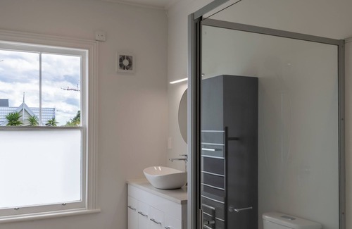 Ponsonby Villa | Surrounded by nature, The Urban Villa in Ponsonby offers an indoor/outdoor terrace.