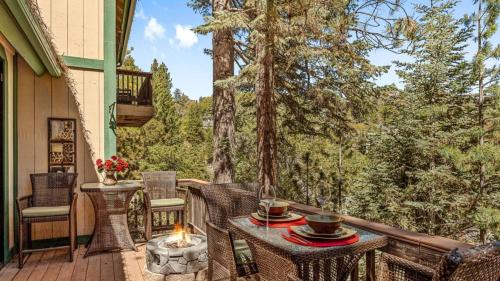Lake Arrowhead House | Sutter Ln by AvantStay Beautifully Remodeled Kitchen4Cabin-Chic Bedrooms