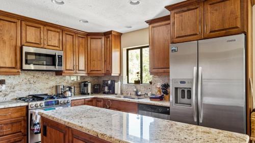 Lake Arrowhead House | Sutter Ln by AvantStay Beautifully Remodeled Kitchen4Cabin-Chic Bedrooms