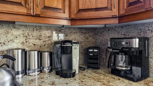 Lake Arrowhead House | Sutter Ln by AvantStay Beautifully Remodeled Kitchen4Cabin-Chic Bedrooms