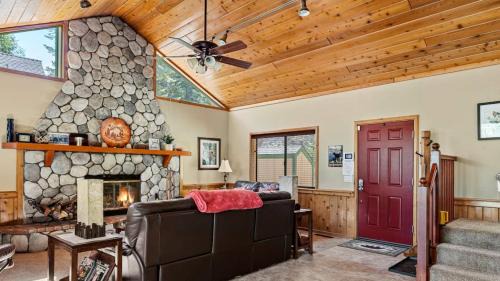 Lake Arrowhead House | Sutter Ln by AvantStay Beautifully Remodeled Kitchen4Cabin-Chic Bedrooms