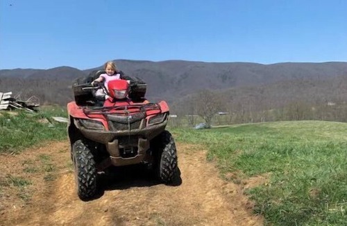 Tannersville House | SW Virginia Mountains. 7 Beds, Amazing Views, Farm